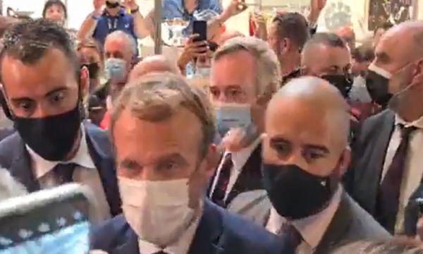 Macron’a yumurtalı saldırı!